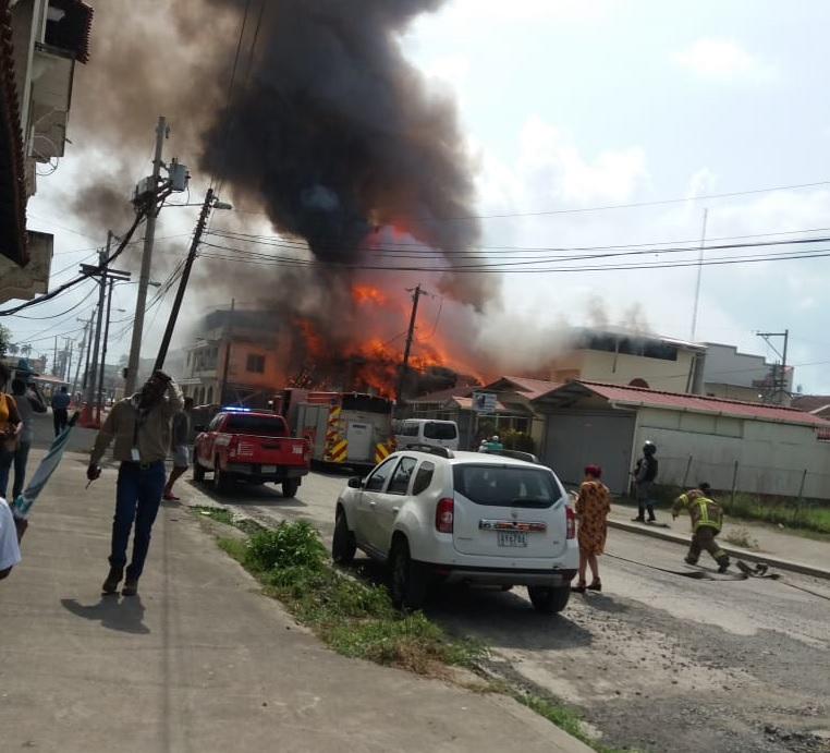 Fuego en  la ciudad de Colón requirió atención de 3 cuarteles de bomberos