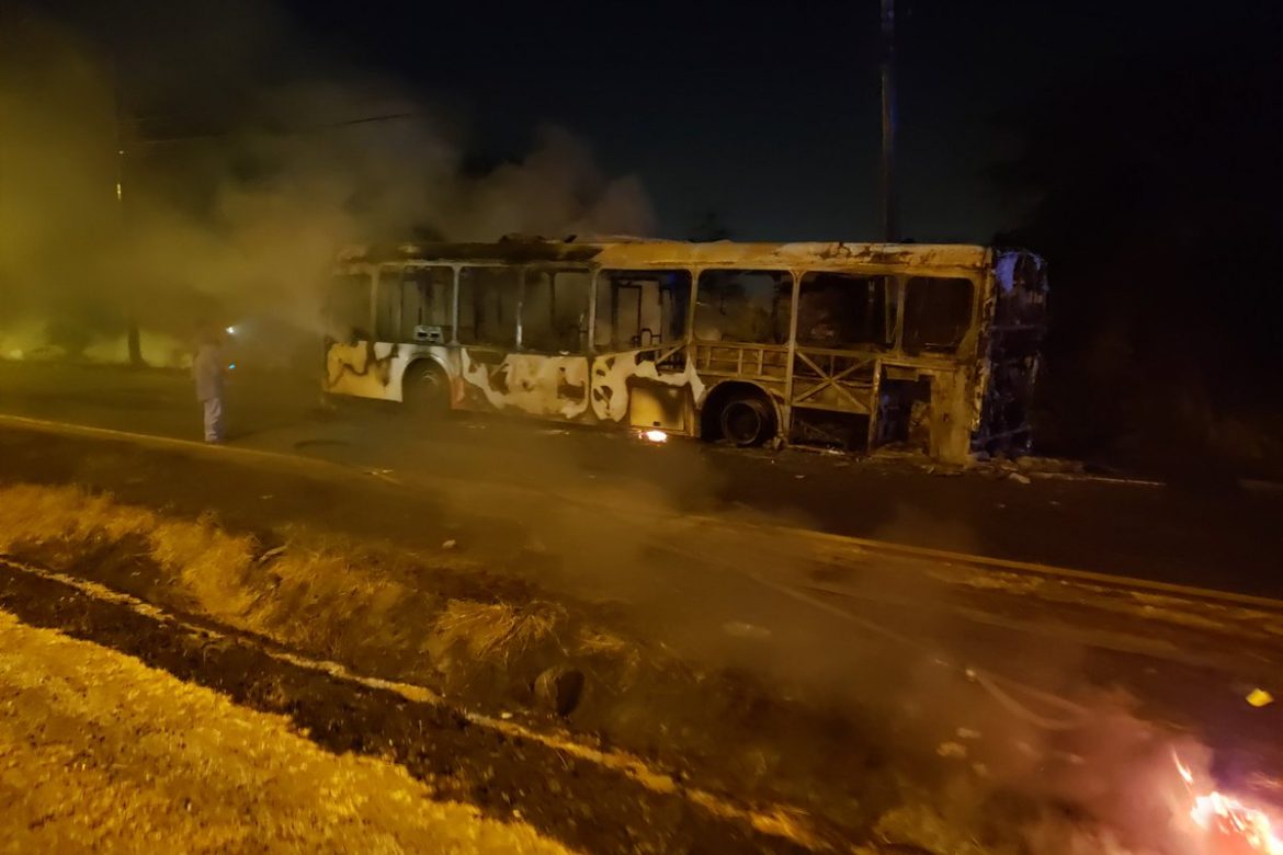 Incendio de Metrobus se extiende a herbazal en Brisas del Golf