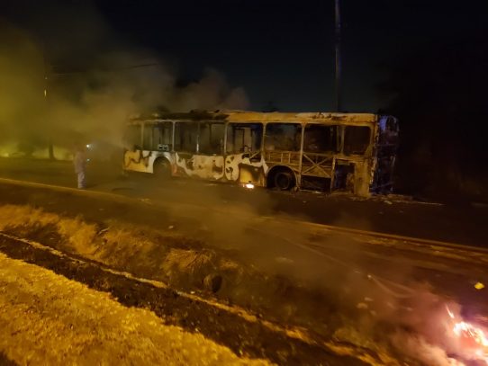 Incendio de Metrobus se extiende a herbazal en Brisas del Golf