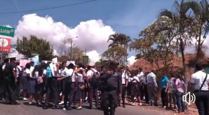 Estudiantes cerraron la Vía Panamericana en Arraiján