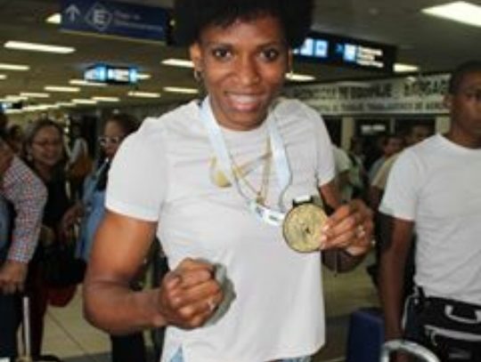 La boxeadora Bylon llega con su medalla de oro a Panamá