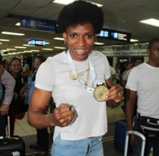 La boxeadora Bylon llega con su medalla de oro a Panamá