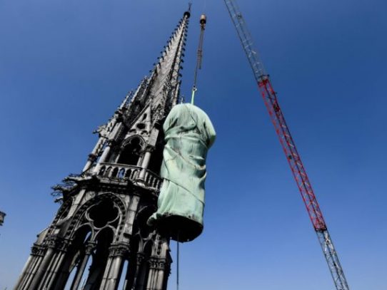 Francia lanza un concurso internacional para reconstruir la aguja de Notre Dame