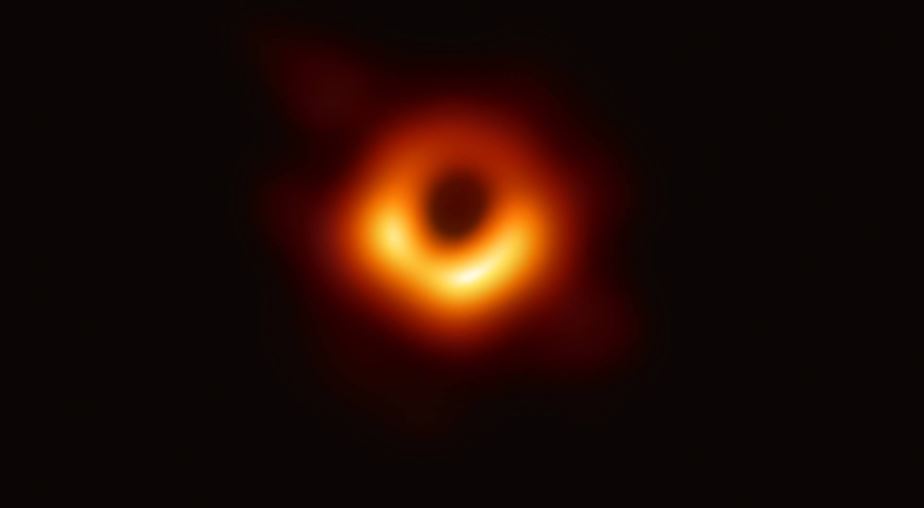 Sale a la luz la primera imagen de un agujero negro