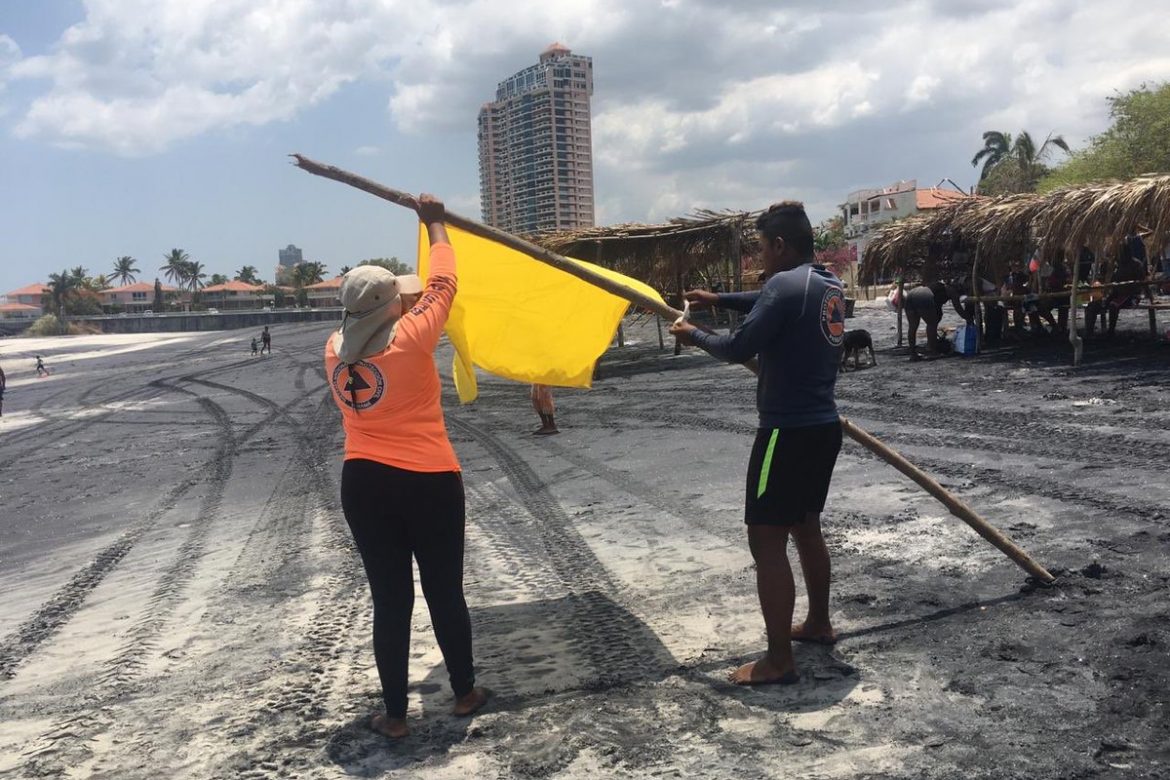Colocan bandera amarilla en playas de Panamá Oeste por fuertes oleajes