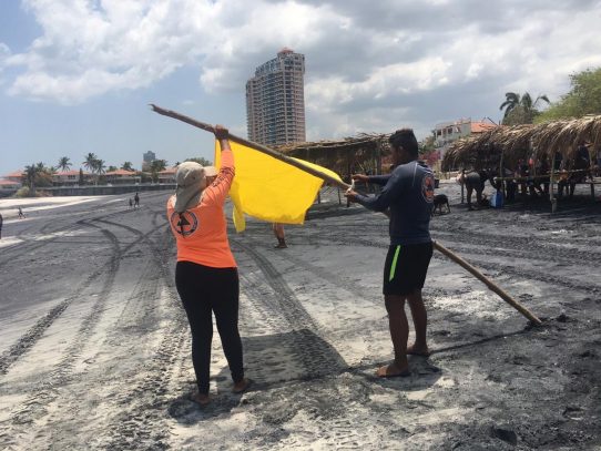 Colocan bandera amarilla en playas de Panamá Oeste por fuertes oleajes