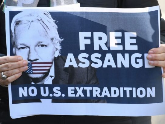 Assange intentó crear un "centro de espionaje" en la embajada de Ecuador, según Moreno