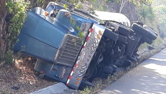 Carro cisterna se vuelca en San Lorenzo, Chiriquí sin dejar heridos