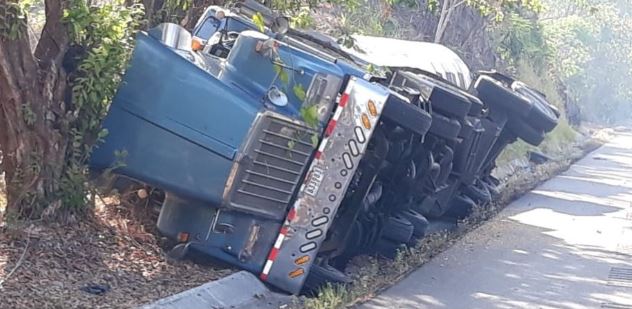 Carro cisterna se vuelca en San Lorenzo, Chiriquí sin dejar heridos