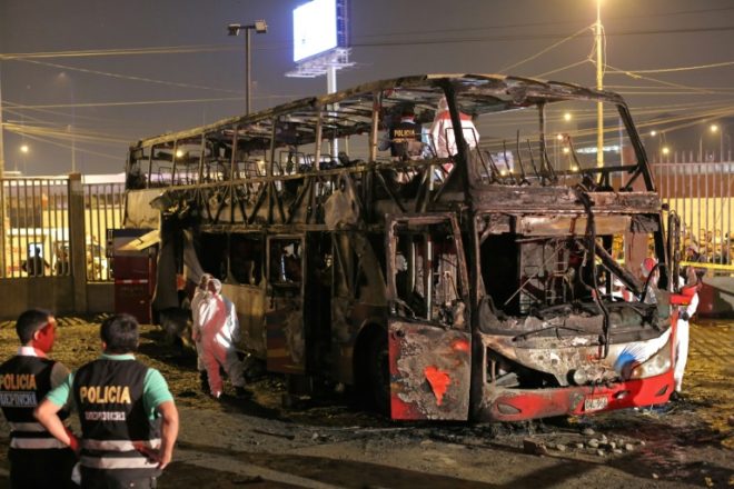 Incendio de bus deja 17 muertos y devela el caos del transporte en Perú