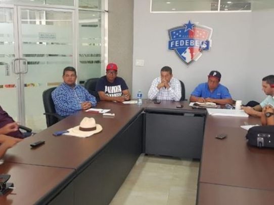 Multan por $1,000 a liga de béisbol de Veraguas por venta ilegal de cervezas en lata