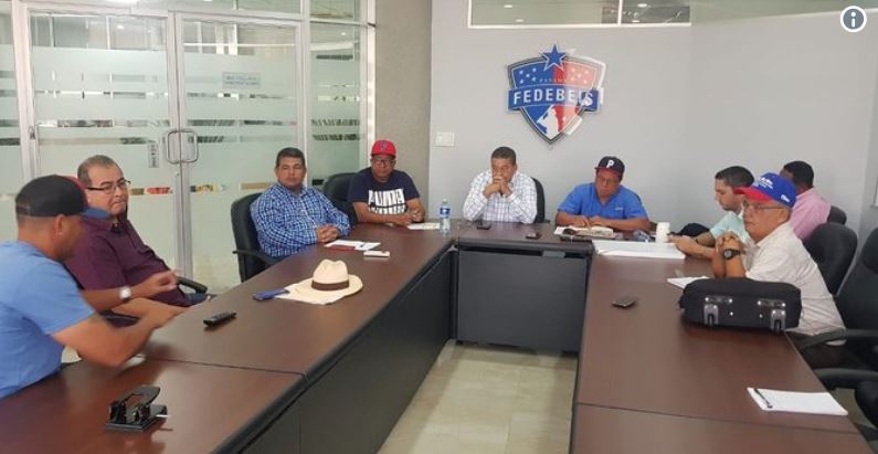 Multan por $1,000 a liga de béisbol de Veraguas por venta ilegal de cervezas en lata