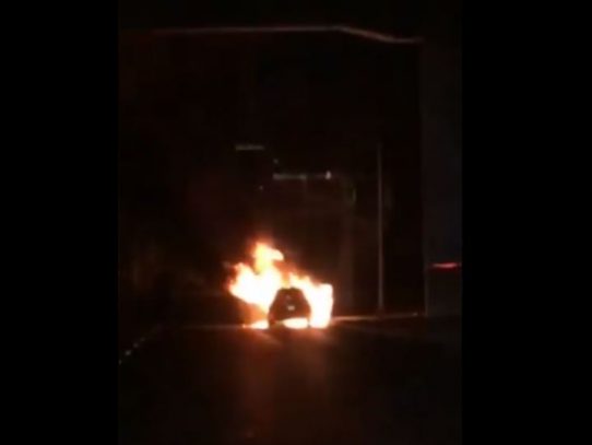 Dos autos consumidos por las llamas en la Interamericana y Ave. Domingo Díaz