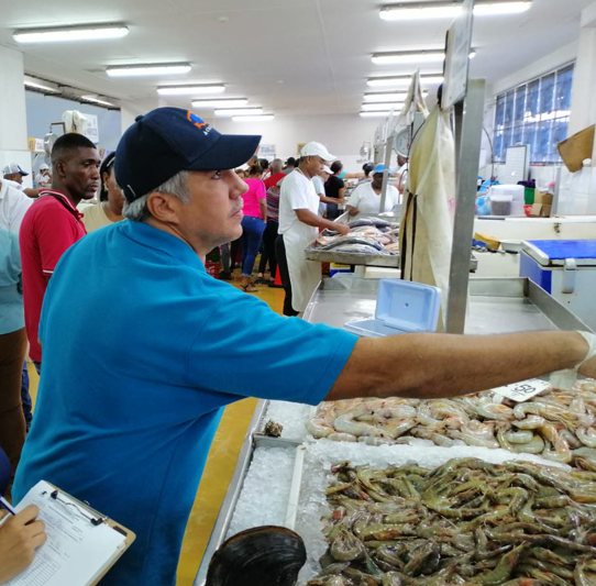 Panameños abarrotan el Mercado del Marisco por compras de Semana Santa