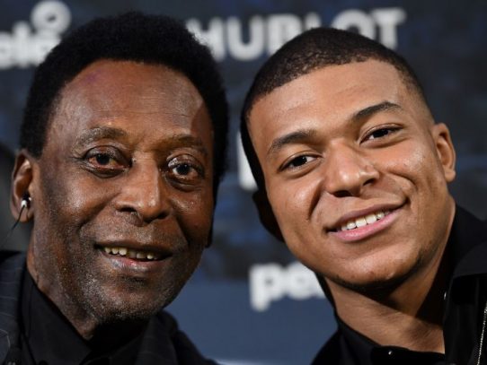 El mito brasileño Pelé hospitalizado en París tras su encuentro con Mbappé