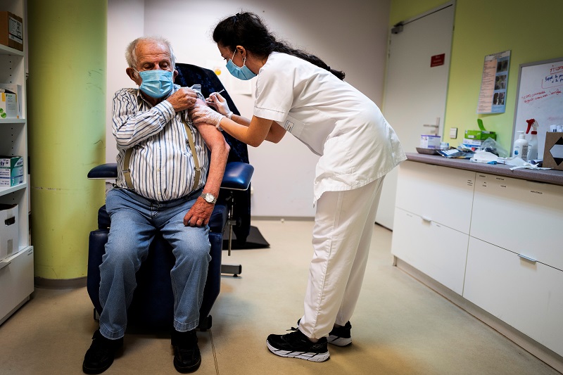 Autoridad sanitaria en Francia recomienda vacunar primero a ancianos en residencias