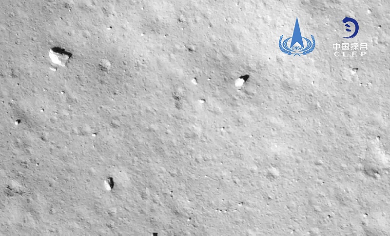 Sonda china recoge muestras tras posarse en la Luna