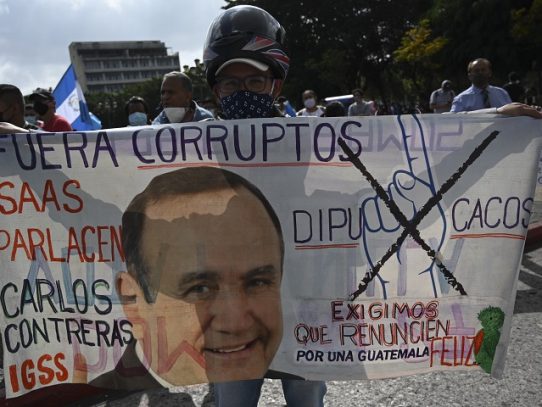 Cientos de guatemaltecos piden renuncia del presidente por tercer sábado consecutivo