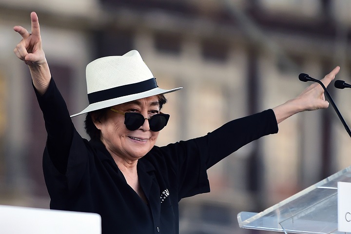 Yoko Ono insta a controlar las armas en 40 aniversario del asesinato de John Lennon