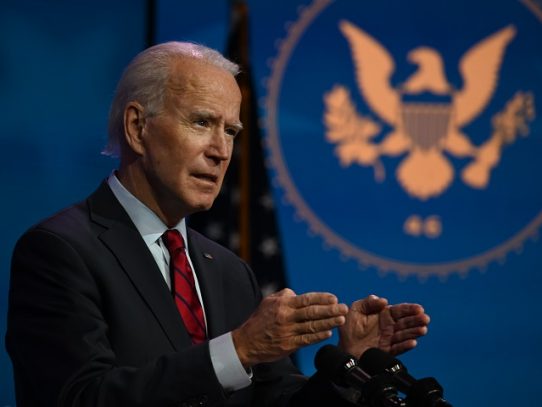 Biden critica el "retraso" del plan de vacunación de Trump en EEUU