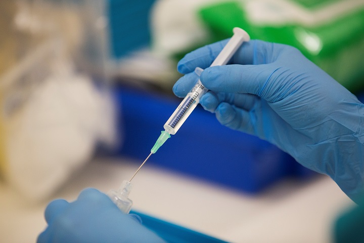 EE.UU. prepara la vacunación contra el covid-19, que roza 1,6 millones de muertos en el mundo