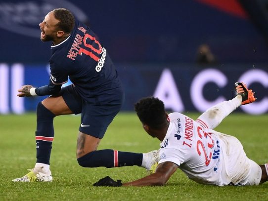 Revisión médica "tranquilizadora" para Neymar, tras golpe en el tobillo izquierdo