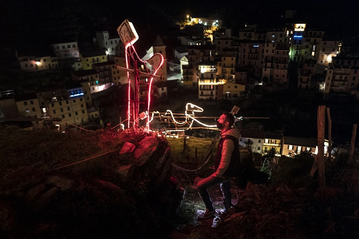 El mágico pesebre iluminado de la costa italiana de "Cinque Terre"