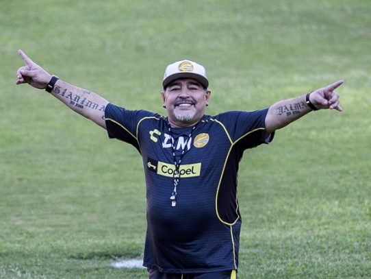 Hijas de Maradona niegan cargos en disputa con abogado del exfutbolista