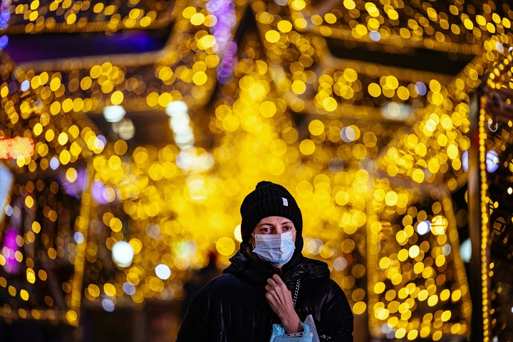 OMS pide que se use mascarilla en las reuniones familiares de Navidad en Europa