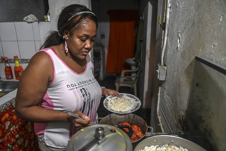 La pandemia replegó al hogar a las mujeres desempleadas en Colombia