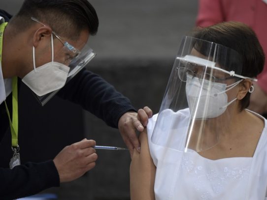 México inicia con una enfermera su plan de vacunación contra covid-19