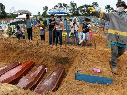 Brasil supera las 400,000 muertes por covid-19, sin ver el final del túnel