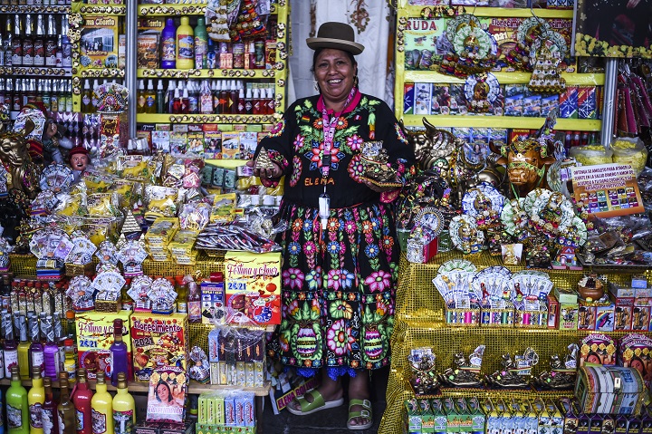 Con baños de florecimiento y rituales andinos peruanos piden salud para 2021