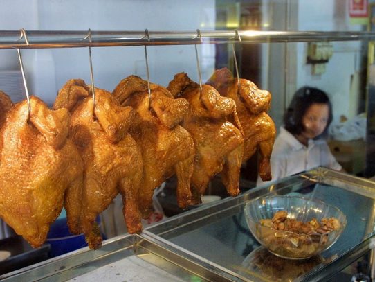 Singapur autoriza venta de carne de pollo artificial, una primicia mundial