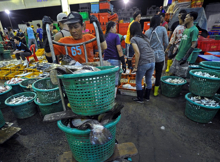 Más de un millar de contagios de covid-19 en un mercado de marisco de Tailandia