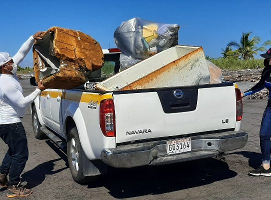 Retiran 2,276  libras de desechos del refugio de vida silvestre La Barqueta