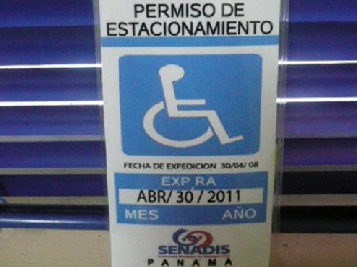 Prórroga en la vigencia de permisos de estacionamiento para las personas con discapacidad