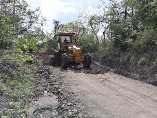 MOP avanza en mantenimiento de caminos en Herrera