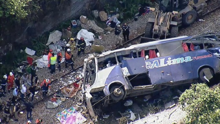 Al menos 16 muertos al caer un autobús a un barranco en el sureste de Brasil