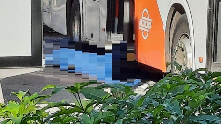 Un muerto por riña dentro de un metrobus en la Cinta Costera