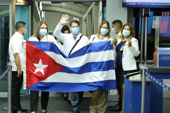 Llegan a Panamá 220 especialistas de Cuba para reforzar el sistema de salud