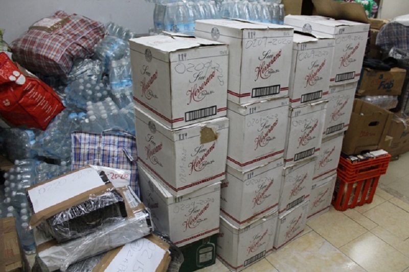 Aduanas retiene licores y cigarrillos de presunto contrabando hallados en minisuper