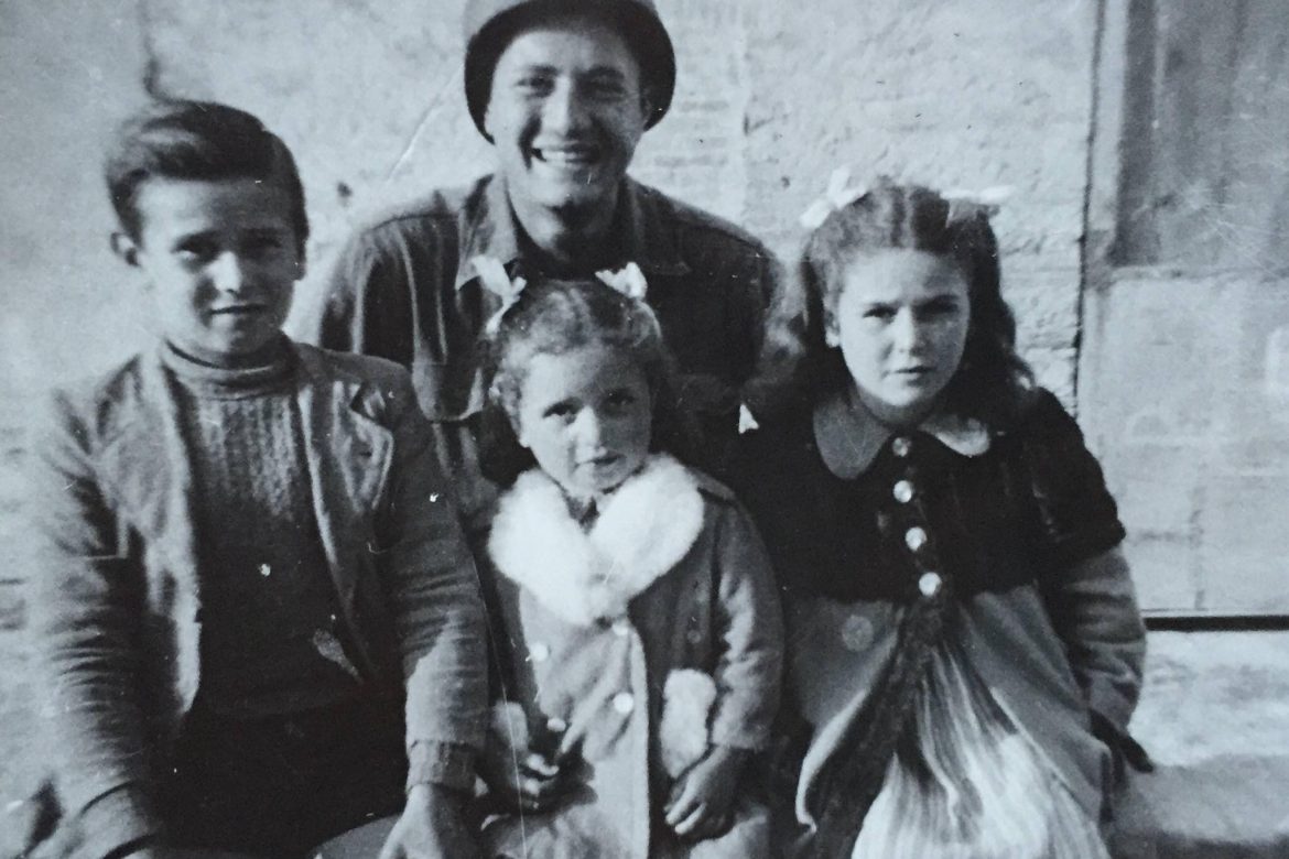Soldado estadounidense se reúne con los niños que salvó en Italia en 1944
