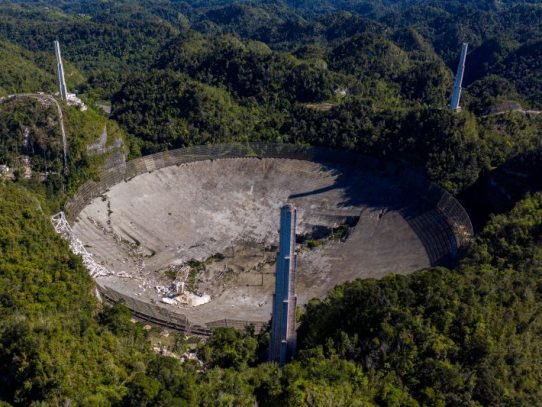Colapsa el histórico telescopio de Arecibo en Puerto Rico