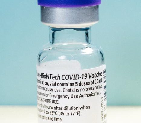 No, no hay microchips en las vacunas contra el coronavirus