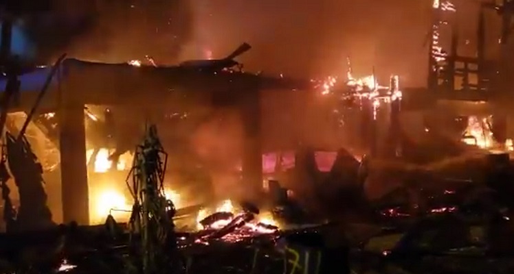 Bomberos sofocan incendio de una residencia en Diablo