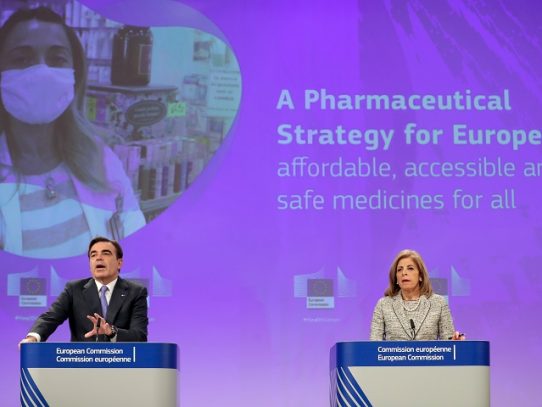 La UE quiere ayudar a "aumentar" la producción de vacunas contra covid-19