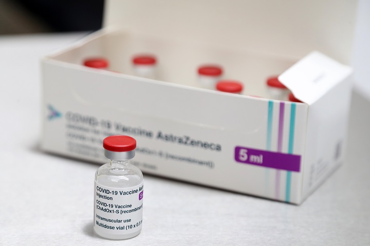 Europa recibe autorización de vacuna de AstraZeneca mientras crece preocupación mundial por variantes