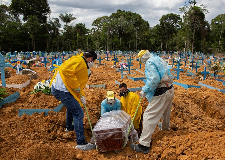 La pandemia de coronavirus ya deja más de 200.000 muertos en Brasil