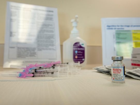 UE aprueba segunda vacuna contra el virus, que causa récord de muertes diarias en el mundo